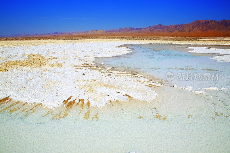 Baltinache的Lagunas escondidas - Baltinache和Atacama salar flats - Turquoise salt lakes mirrored reflection and田诗化的阿塔卡马沙漠，火山景观全景- San Pedro de Atacama，智利，Bolívia和阿根廷边境